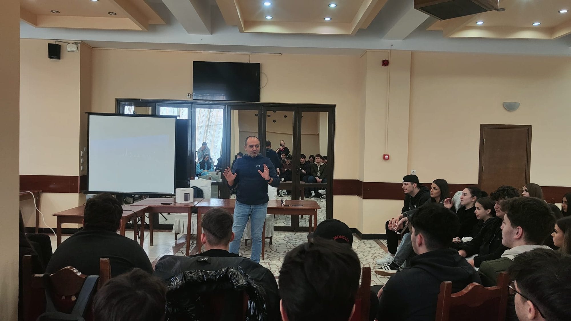 Prezentare antidrog și antiinfracționalitate la Colegiul Economic Viilor, 6 aprilie 2026 (fotografia 1 din 7)