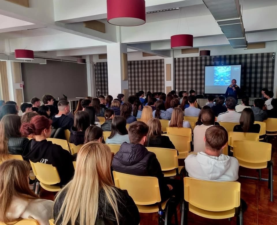 Discuție despre droguri cu elevii Colegiului Național „Mihai Viteazul” din Sfântu Gheorghe, 15 mai 2026 (fotografia 1 din 6)