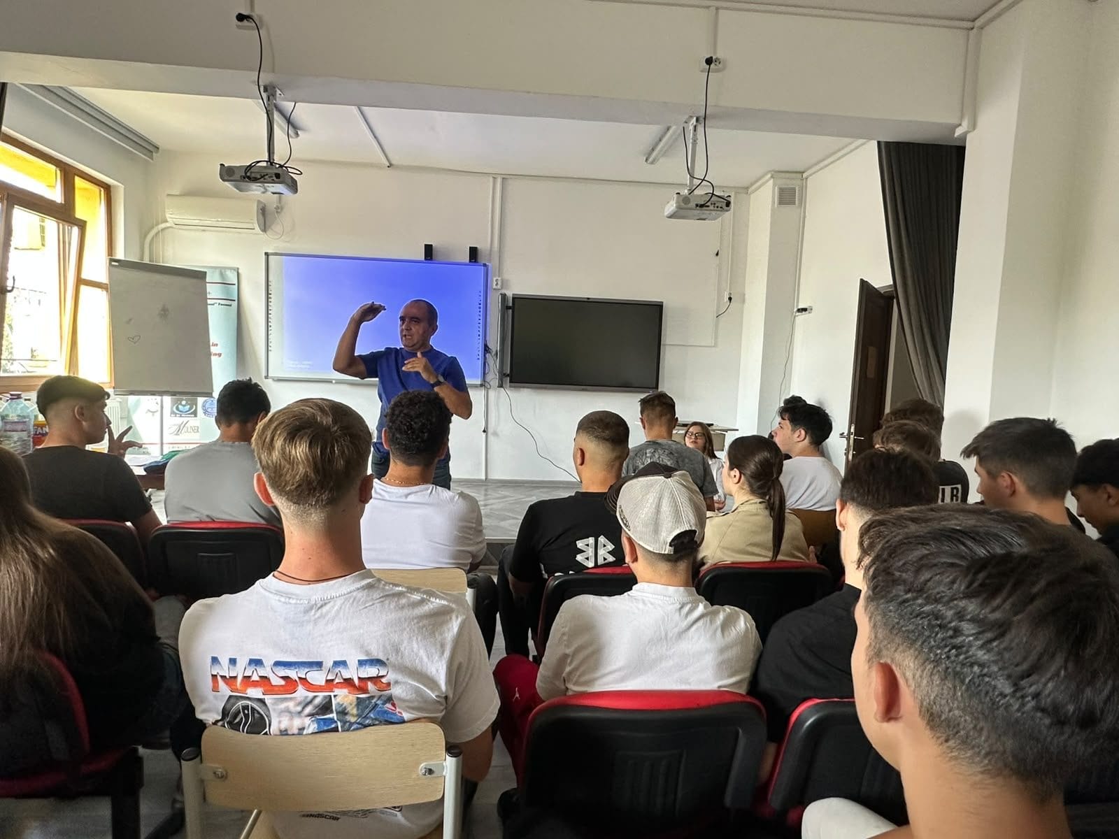 Marian Tudor vorbește elevilor în sala de clasă de la Liceul Tehnologic „Elena Caragiani” Tecuci, 22 septembrie 2026 (fotografia 1 din 5)
