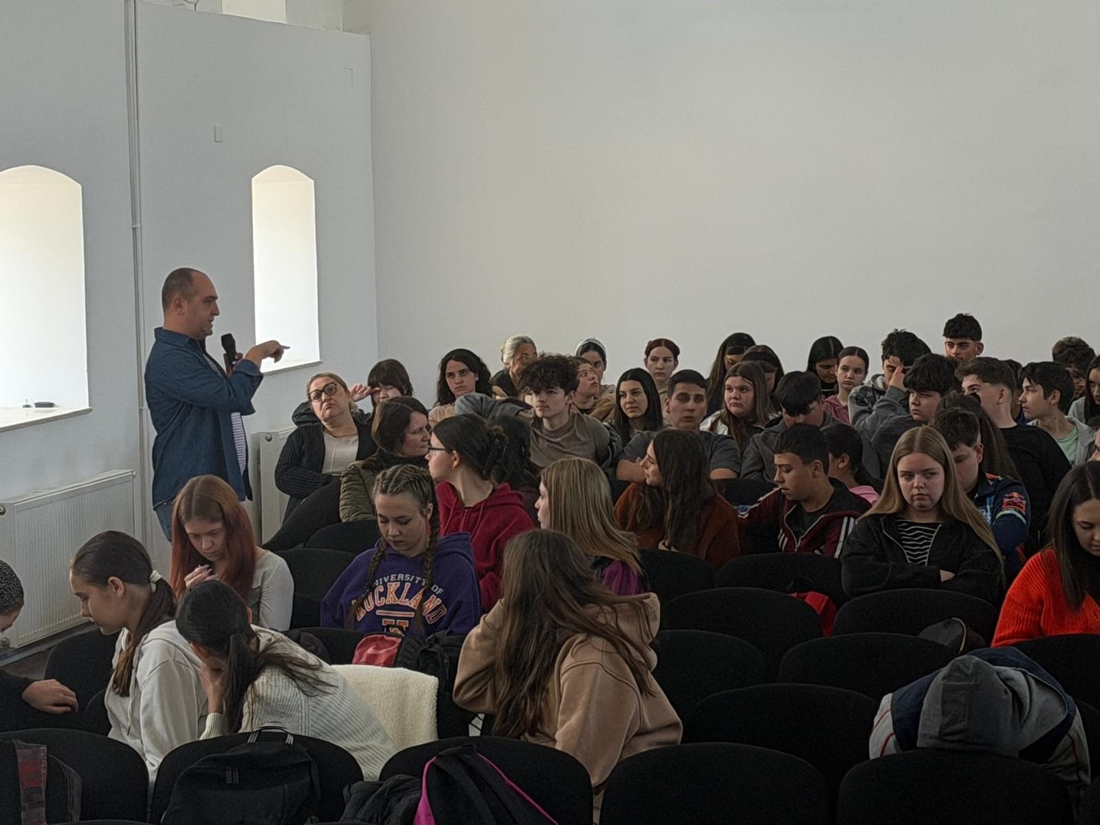 Discuție liberă cu adolescenții la Căminul Cultural din Lipova, 30 aprilie 2026 (fotografia 1 din 6)
