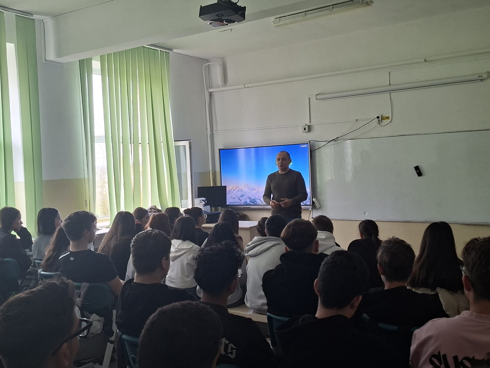 Prezentare antidrog și antiinfracționalitate la Școala Generală nr. 1 Plătărești, 21 aprilie 2026 (fotografia 1 din 7)