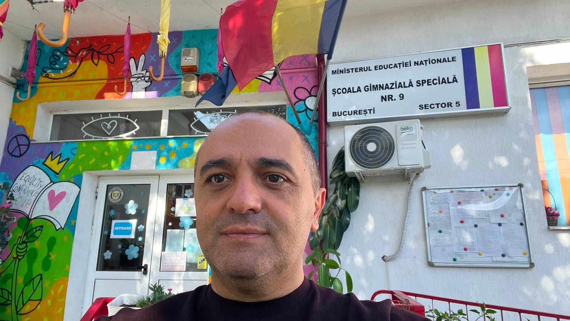 Marian Tudor în fața intrării pictate a Școlii Gimnaziale Speciale nr. 9 din București, Sectorul 5, 2 octombrie 2026 (fotografia 1 din 6)