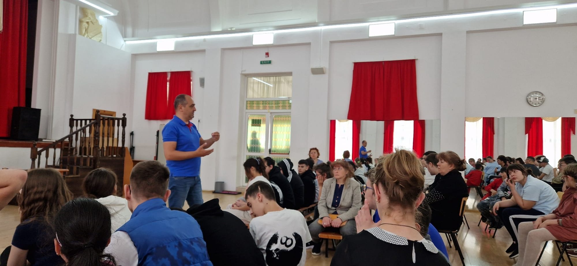 Discuție cu elevii Școlii Gimnaziale Speciale pentru Deficienți de Vedere, 4 mai 2026 (fotografia 1 din 7)